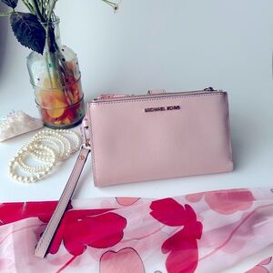 Michael Kors travel wallet in light pink